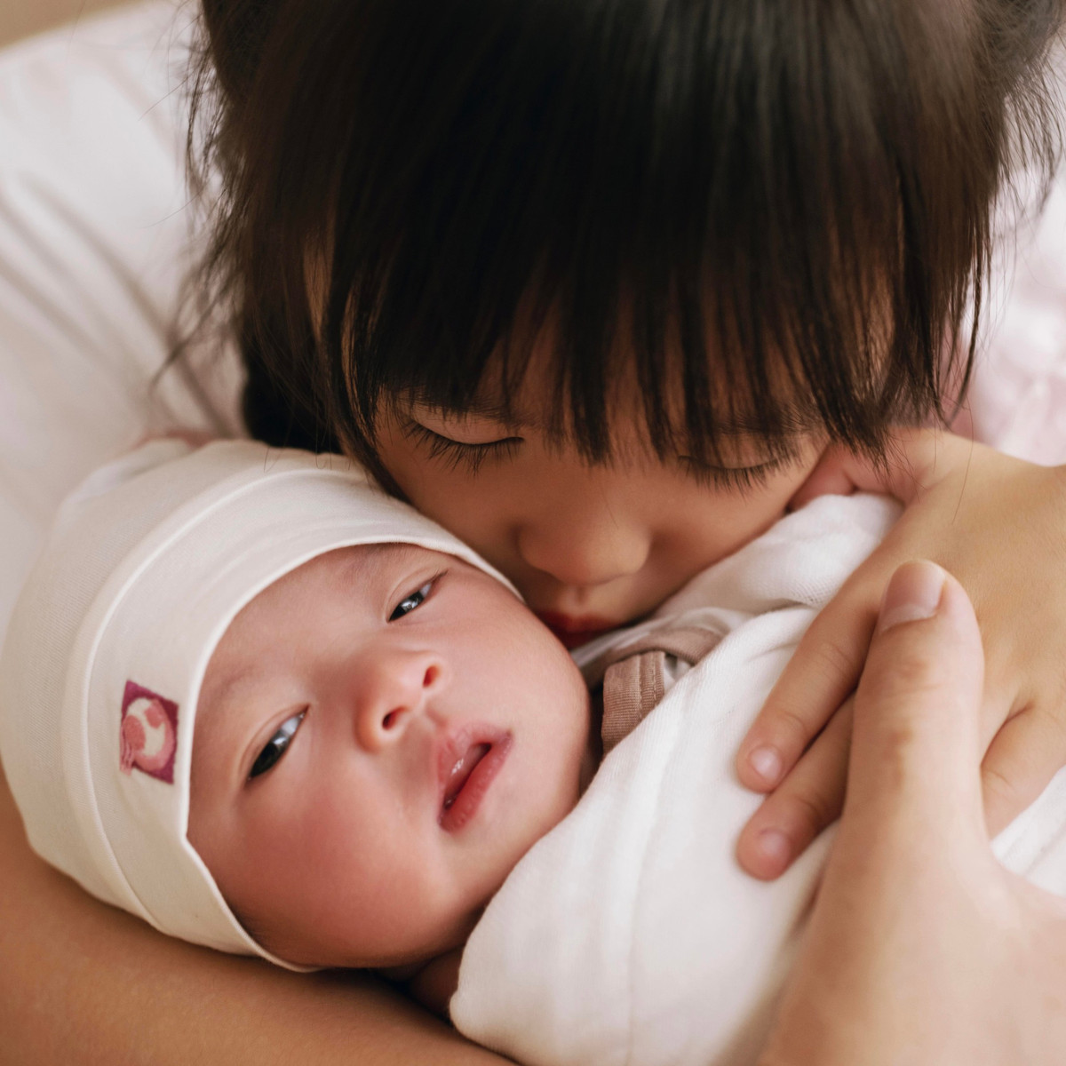 Khoảnh khắc 2 nhóc tỳ nhà Đông Nhi - Ông Cao Thắng trên trang cá nhân. Ảnh: FB Winnie Ông