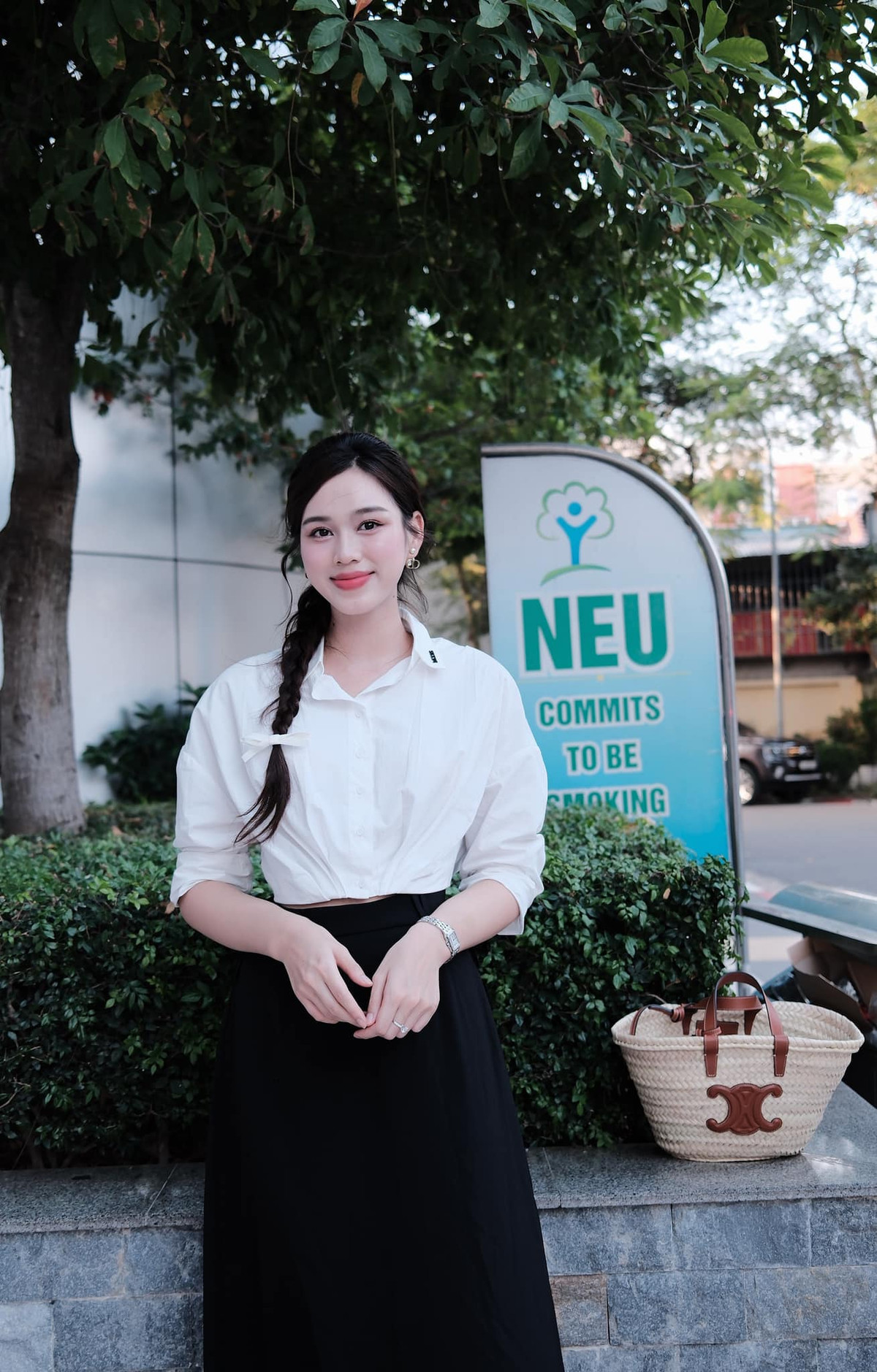 Hoa hậu Đỗ Thị Hà về thăm trường cũ. Ảnh: FB Đỗ Thị Hà