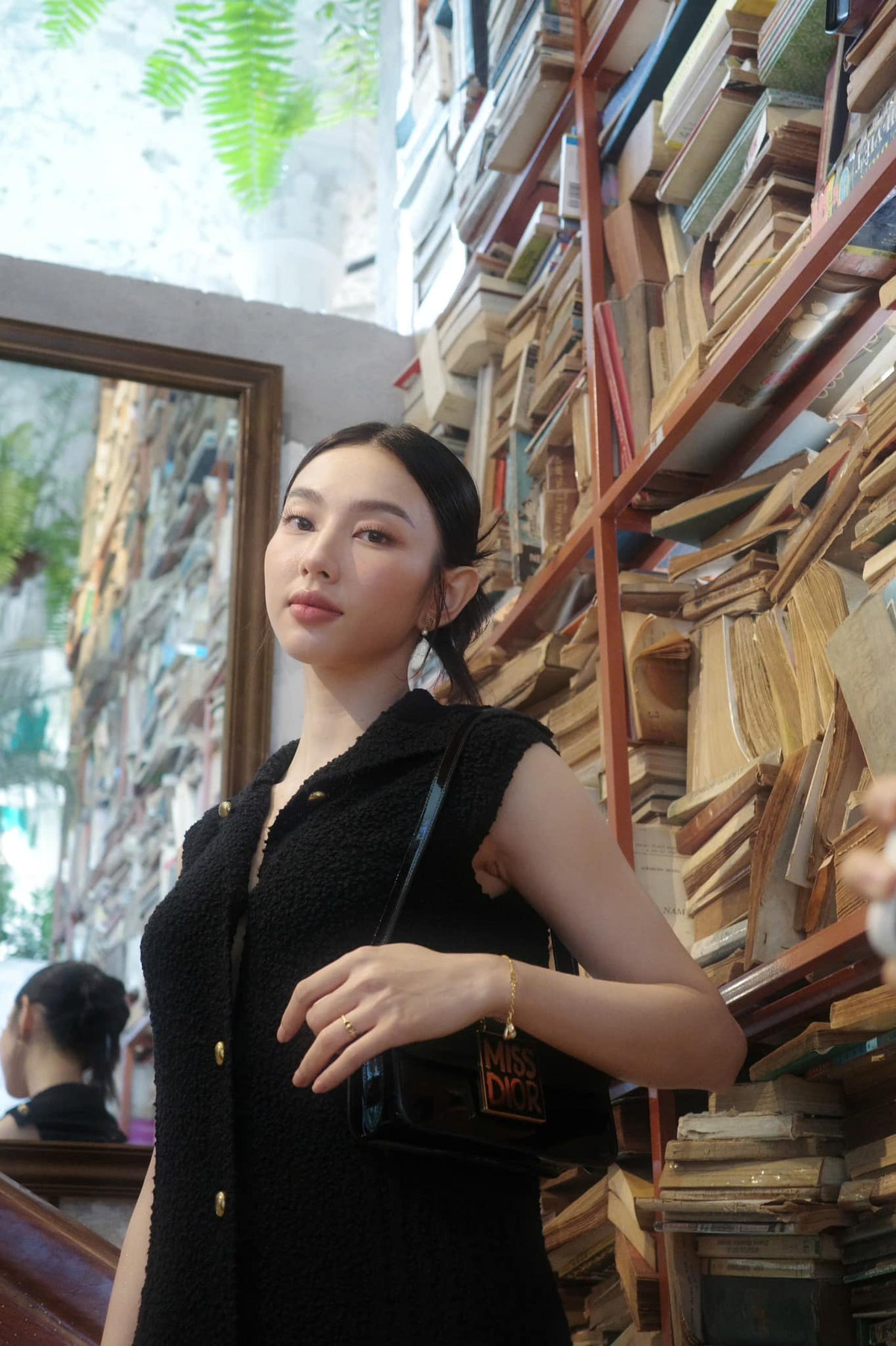 Hoa hậu Thùy Tiên thả dáng tại thư viện. Ảnh: FB Nguyễn Thúc Thuỳ Tiên