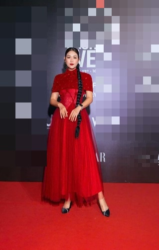 Sau bộ phim, Hà Hương chọn lui về làm hậu phương cho gia đình. Đến năm 2018, những đoạn trích với loạt câu thoại ấn tượng của Hà Hương trong "Phía trước là bầu trời" bất ngờ nhận được nhiều lượt chia sẻ. Đây cũng là cơ duyên đưa Hà Hương trở lại với nghệ thuật sau hơn 20 năm vắng bóng. Ảnh: FB Huong Ha