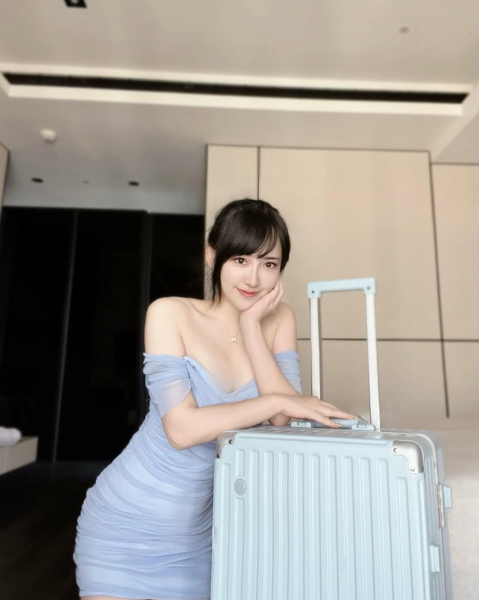 Với lợi thế body ''đồng hồ cát'', cô nàng cũng dễ dàng nổi bật trong những thiết kế ôm sát.