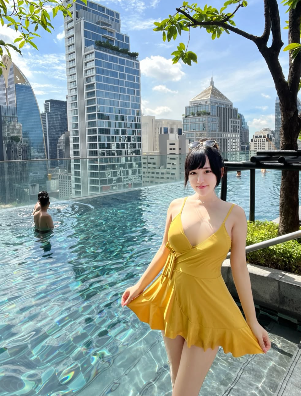 Thời trang ngoài đời thường thấy của hot girl này là những trang phục khoét ngực sâu.