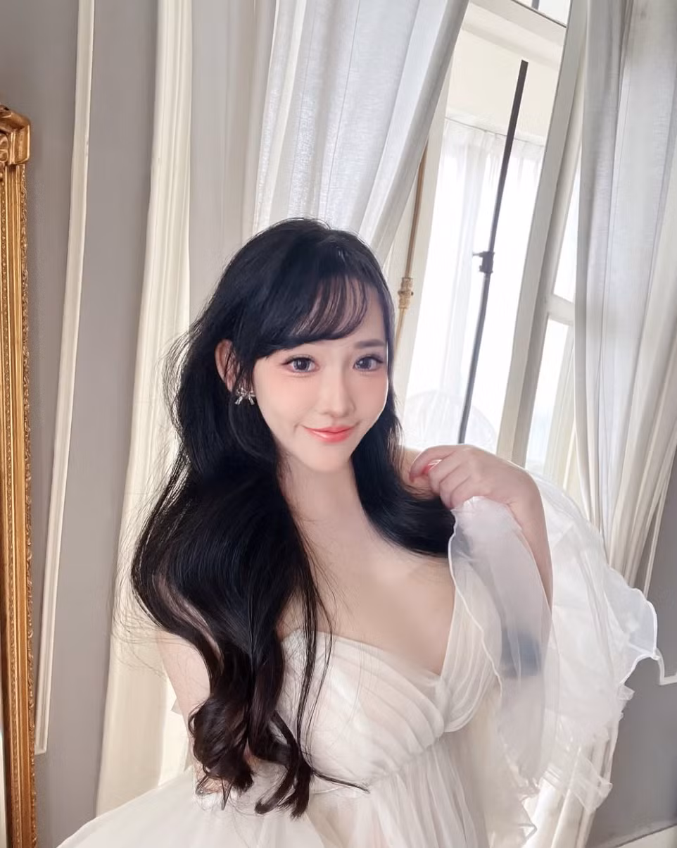 Ngoại hình và độ hot trên mạng xã hội cũng giúp cô nhận được nhiều lời mời chụp hình quảng cáo, làm mẫu ảnh, mang về nguồn thu nhập không hề nhỏ.