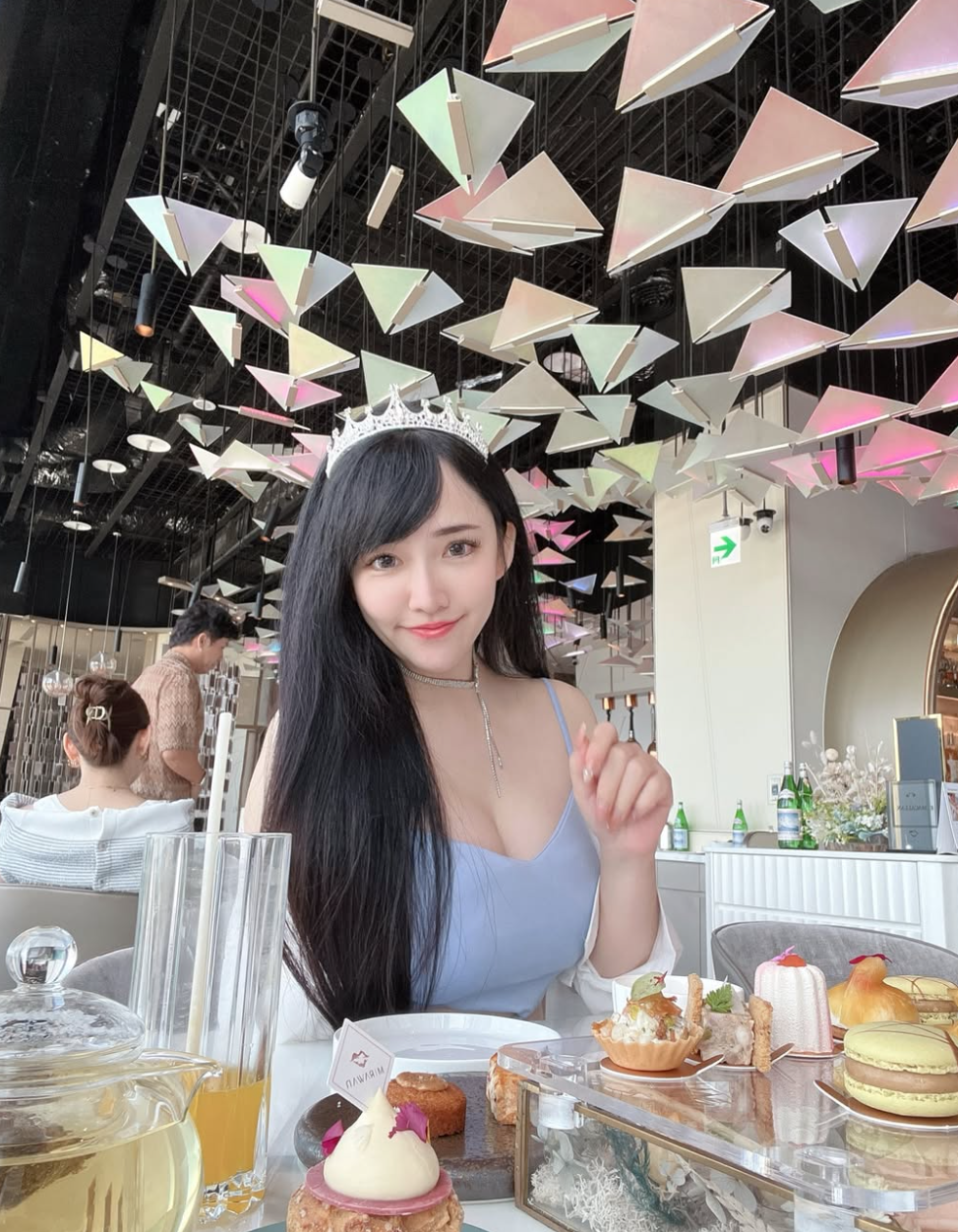 Cô lựa chọn váy, áo có thềm ngực khoét sâu, tôn lên vòng 1 gợi cảm.