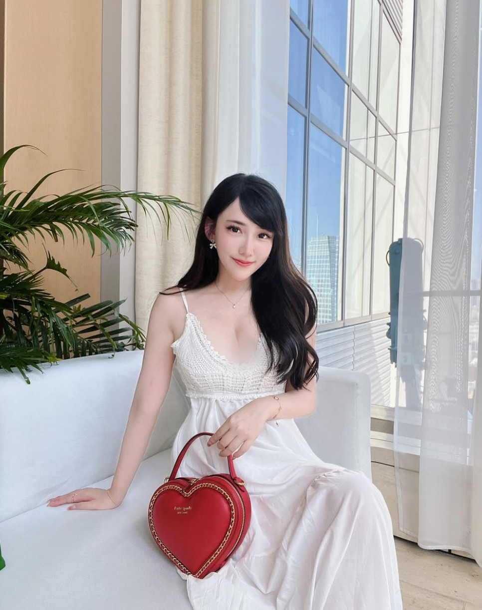 Li Yizhen cũng chuộng những dáng váy ngắn tôn đôi chân thon, thẳng, dài của mình.