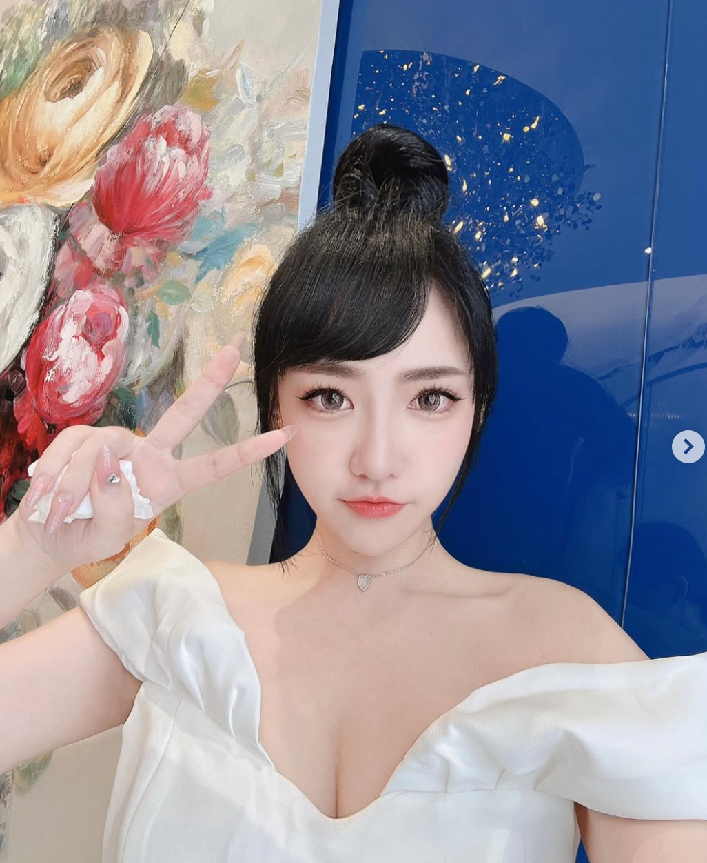 Nữ y tá chuộng những mẫu đầm có phần xẻ cổ sâu, tôn vóc dáng.