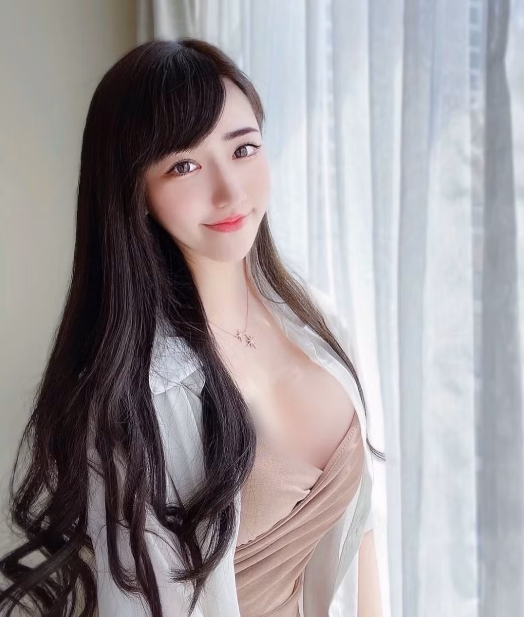 Trong đó, những mẫu váy, áo với phần xẻ cổ sâu, trễ vai được người đẹp này ưu tiên lựa chọn.