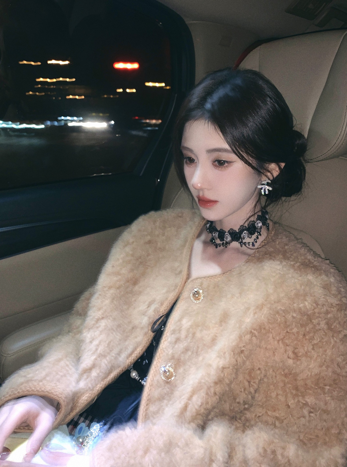 Những đường nét hài hòa trên khuôn mặt cô nàng luôn khiến người đối diện phải xao xuyến.