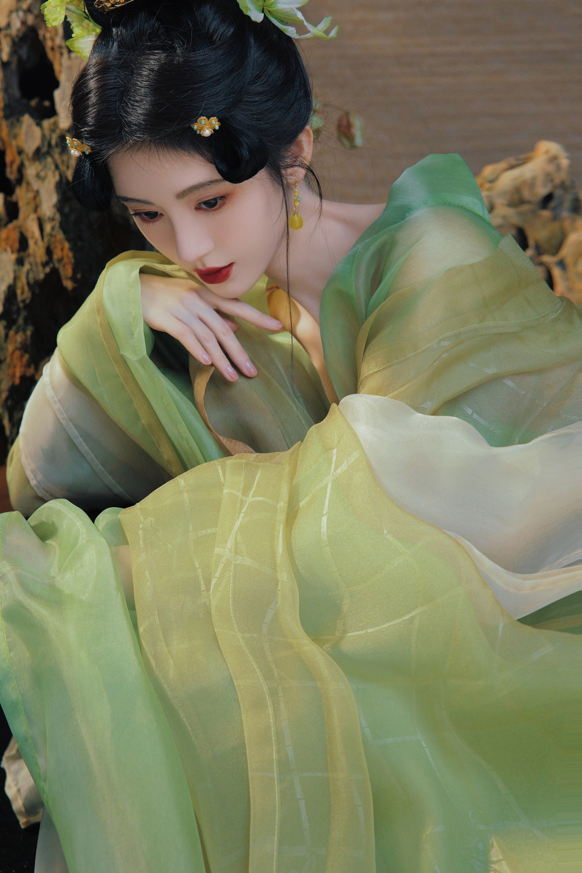 Trong năm 2024, cô nhiều lần khiến khán giả phải say đắm trước vẻ đẹp của mình.