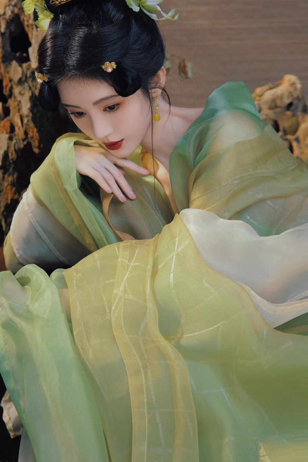 Trong năm 2024, cô nhiều lần khiến khán giả phải say đắm trước vẻ đẹp của mình.