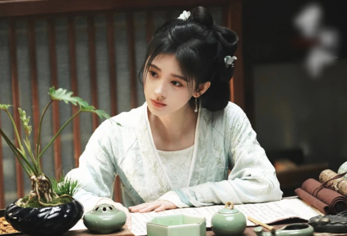 Cúc Tịnh Y đã tham gia đóng vô số phim, đa phần là cổ trang như: "Thư sinh xinh đẹp", "Như Ý Phương Phi", "Hãy yêu nhau dưới ánh trăng tròn", "Hoa nhung"…