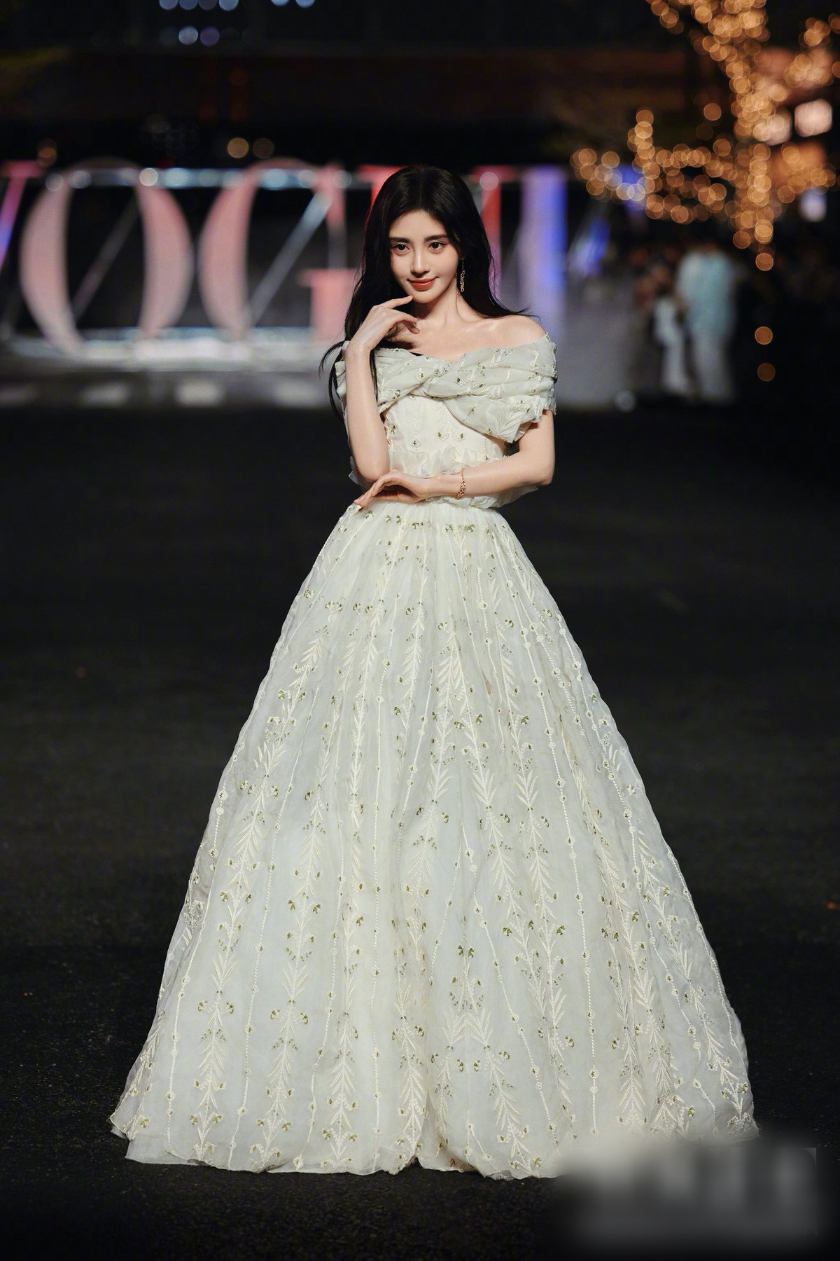 Bên cạnh những lời khen ngợi, Cúc Tịnh Y cũng không tránh khỏi những ý kiến trái chiều. Nhiều người cho rằng vẻ đẹp của cô nàng có phần quá hoàn hảo và nghi ngờ cô đã phẫu thuật thẩm mỹ. Ảnh: FB Cúc Tịnh Y - Ju Jing Yi / Vietnam Fanpage