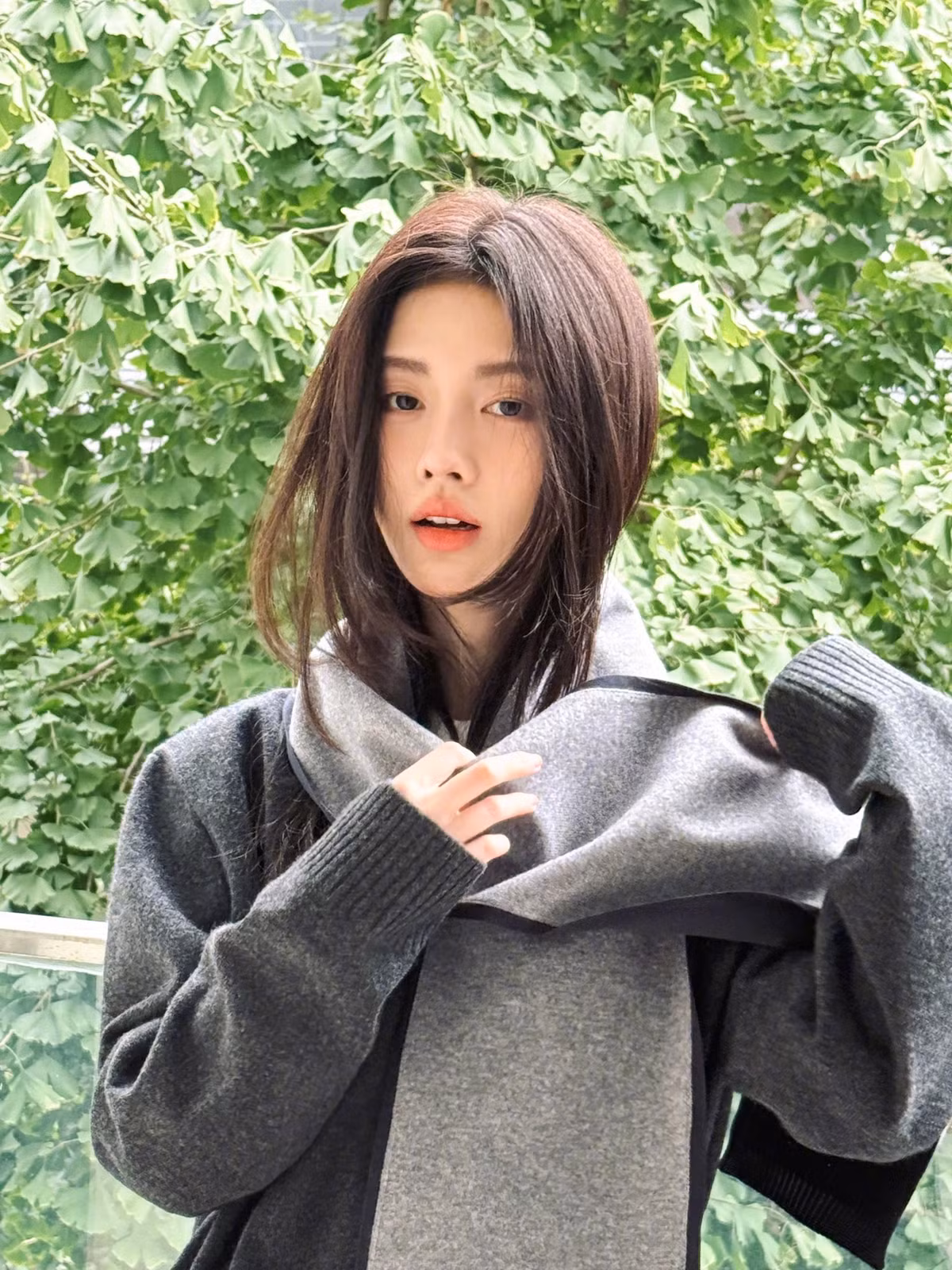 Cúc Tịnh Y sở hữu gương mặt trái xoan thanh tú, đôi mắt to tròn long lanh và chiếc mũi nhỏ nhắn.