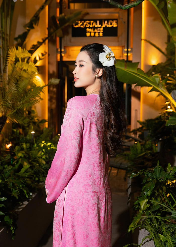 Từ khi lấy chồng, thần thái của Hoa hậu Việt Nam 2016 ngày càng sang chảnh.