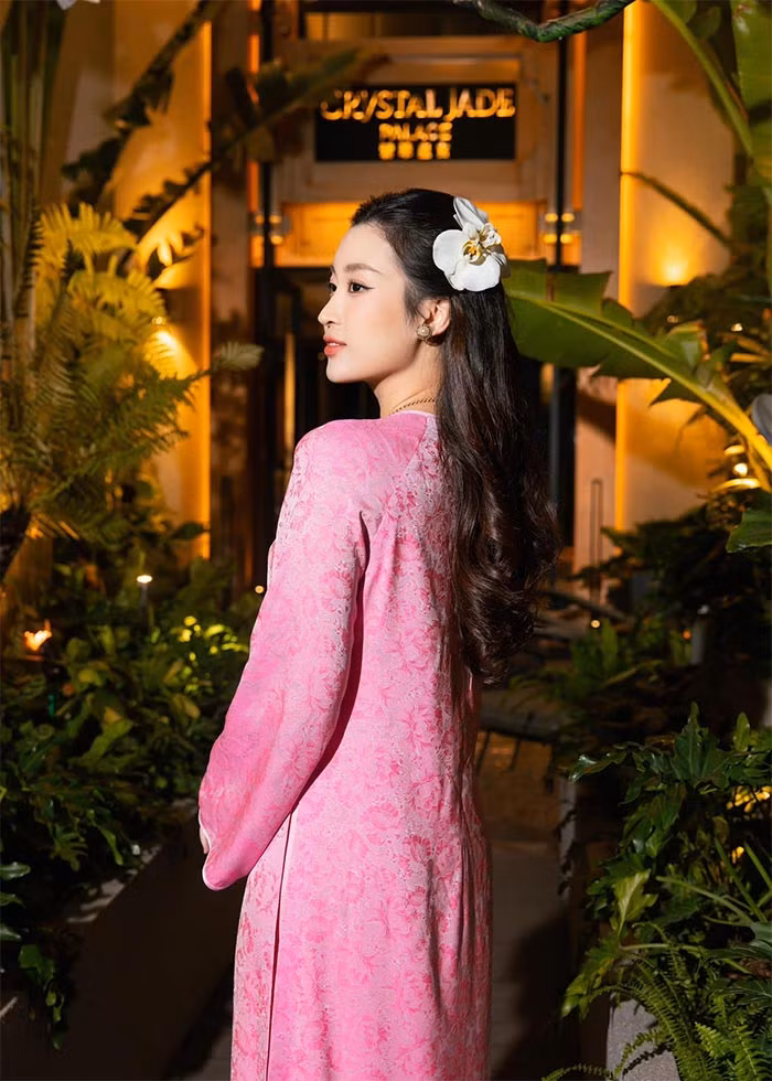 Từ khi lấy chồng, thần thái của Hoa hậu Việt Nam 2016 ngày càng sang chảnh.