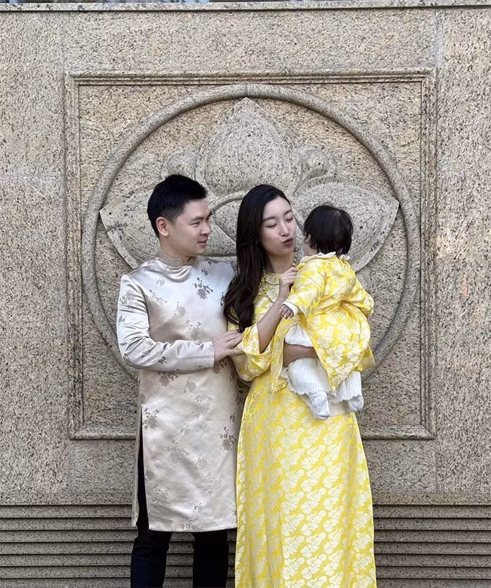 Một bức ảnh chụp gia đình nhỏ của Mỹ Linh dịp tết nhưng cô cũng không cho con gái lộ diện.