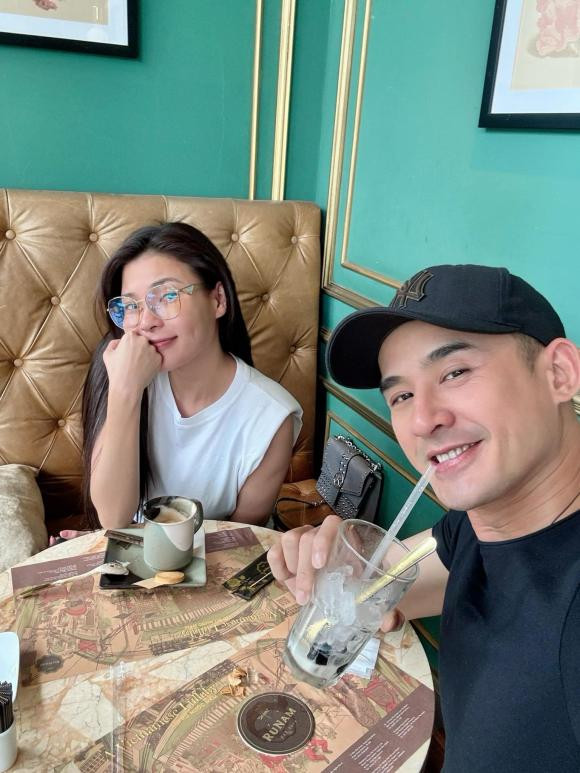 "Lâu rồi mới cafe đàm đạo với người ấy", Lương Thế Thành "hẹn hò" với bà xã.