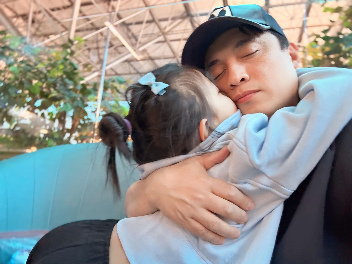 Con gái ca sĩ Lam Trường ôm hôn rồi nói: "Con thương ba".