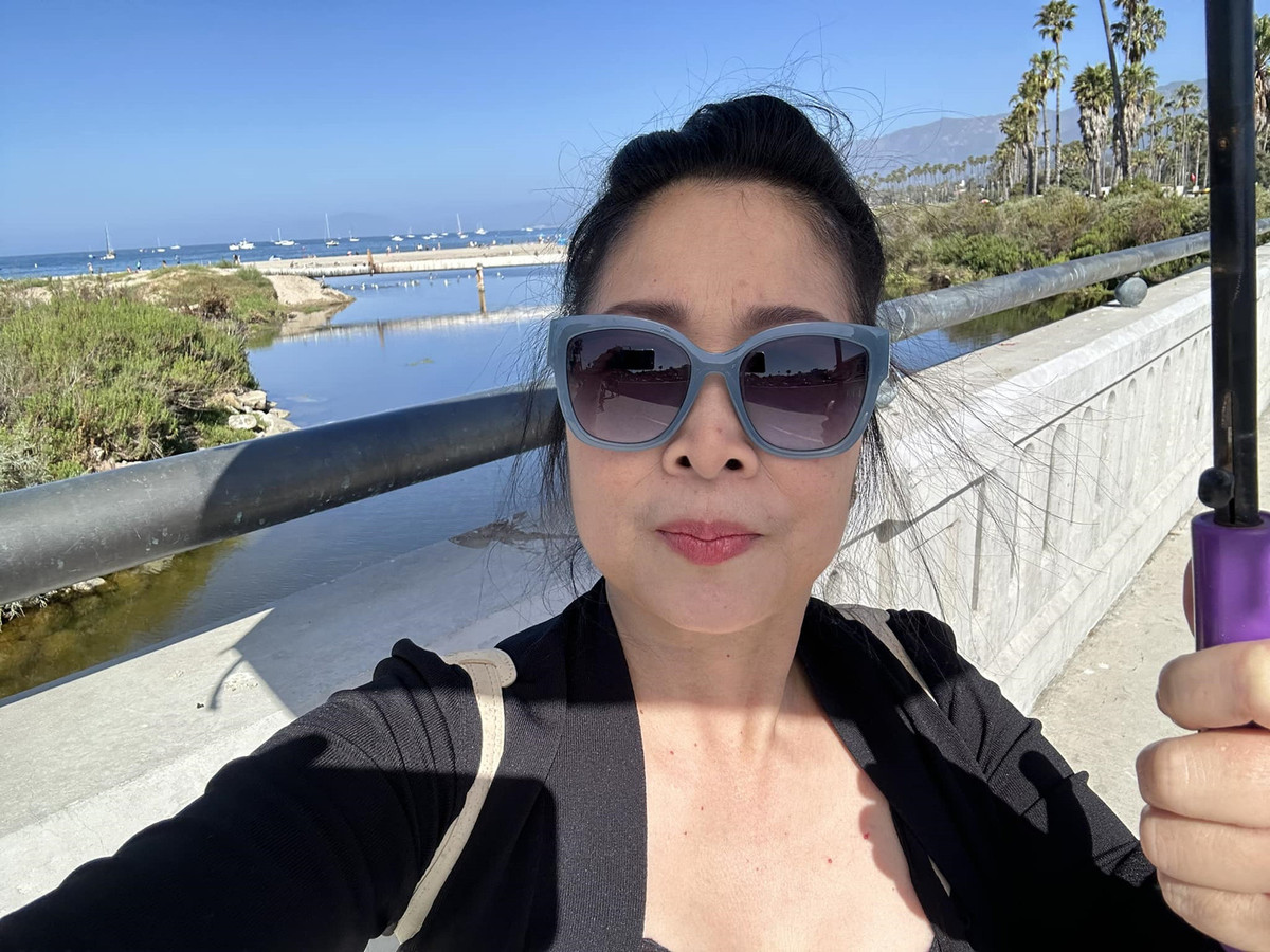 NSND Hồng Vân viết: "Tại đi biển nên mới đeo mắt kính chứ lâu lắm rồi không đeo kính mát. Tại đeo vô không thấy đường. Dạo này mắt yếu quá". NSƯT Hữu Châu trêu: "Qua bên đó cứ như con gái mới lớn vậy ha".