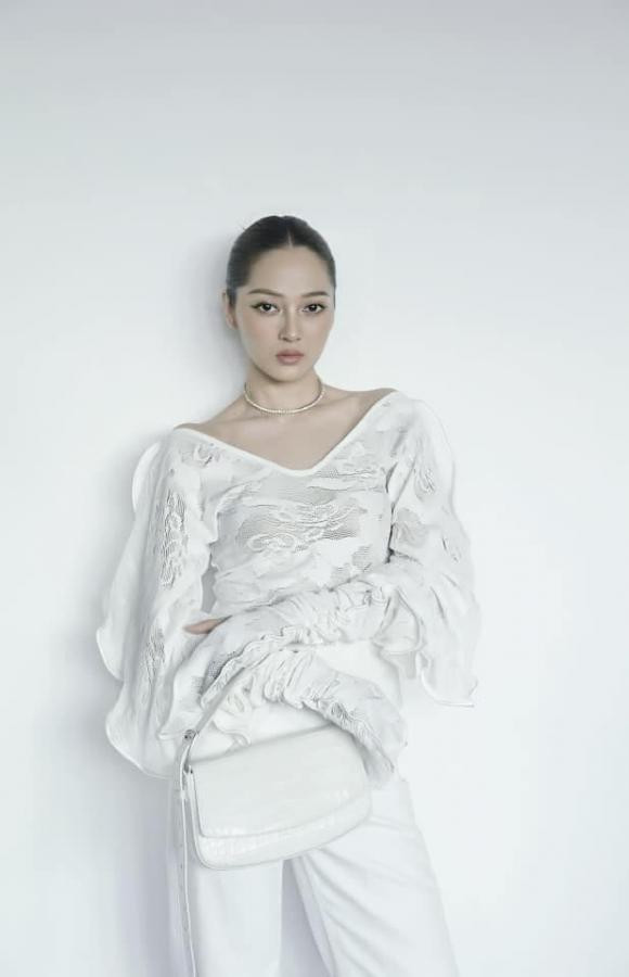 Bảo Anh post ảnh: "Thứ 2 đầu tuần đi làm gặp sếp mặt vui vẻ không quạo nha".