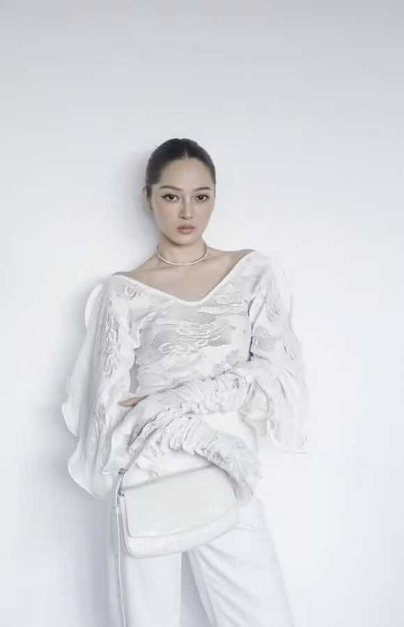 Bảo Anh post ảnh: "Thứ 2 đầu tuần đi làm gặp sếp mặt vui vẻ không quạo nha".