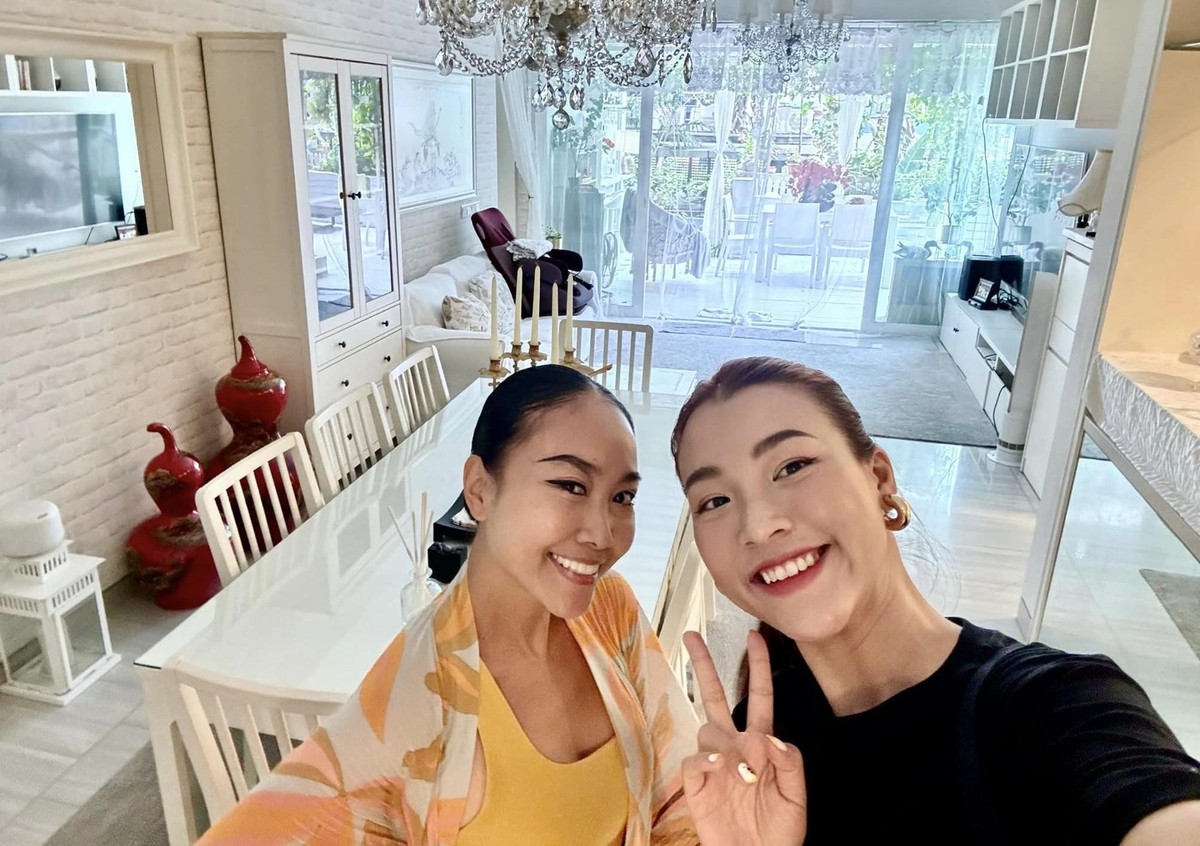 Ca sĩ Đoan Trang và MC Hoàng Oanh dành cả ngày bên nhau.