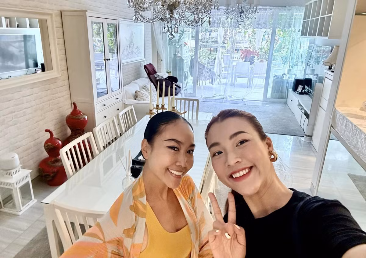 Ca sĩ Đoan Trang và MC Hoàng Oanh dành cả ngày bên nhau.