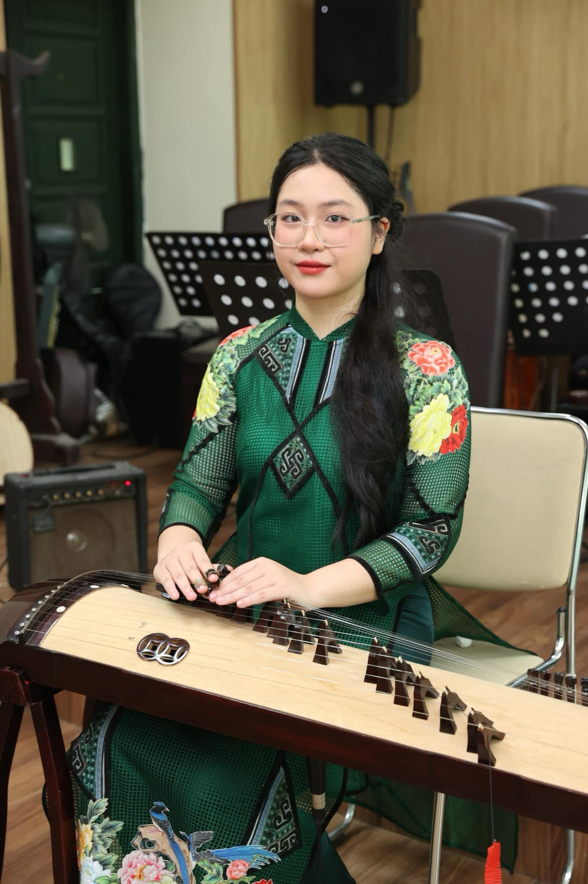 Thảo Nguyên được biết đến là một cô gái xinh đẹp, dịu dàng với nụ cười rạng rỡ.