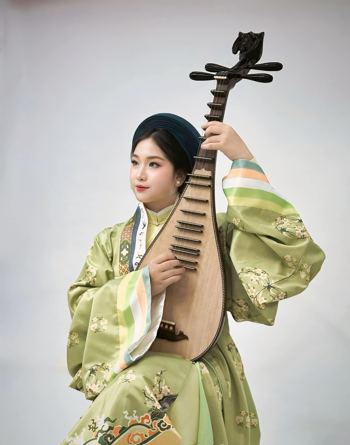 Không chỉ xinh đẹp, Thảo Nguyên còn sở hữu thành tích học tập vô cùng ấn tượng.