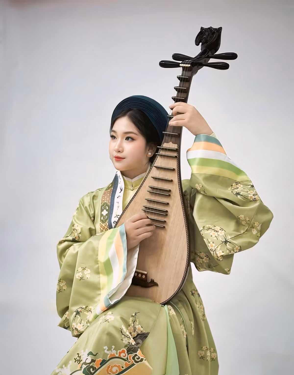 Không chỉ xinh đẹp, Thảo Nguyên còn sở hữu thành tích học tập vô cùng ấn tượng.