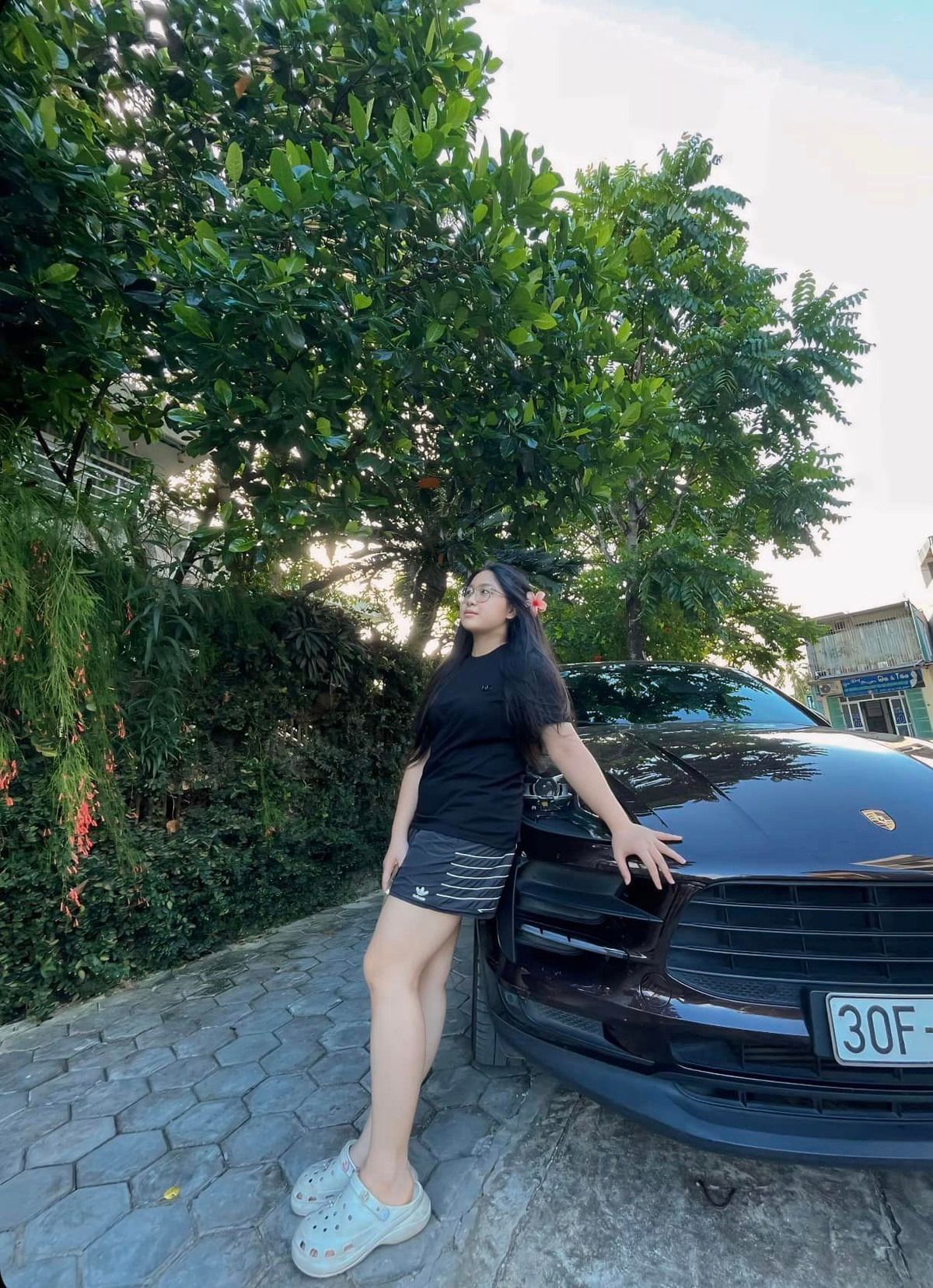 Là con của nghệ sĩ nổi tiếng, gia đình có điều kiện song Thảo Nguyên luôn xuất hiện với vẻ ngoài giản dị.