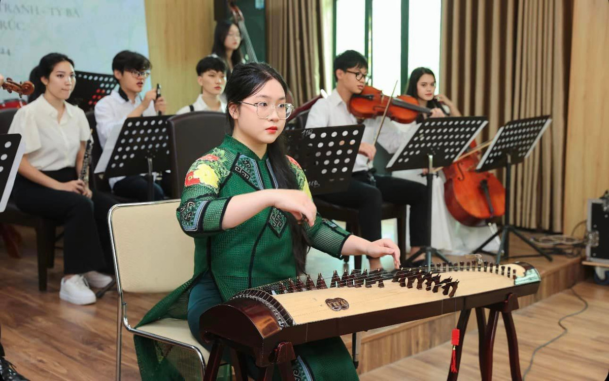 Ở tuổi 18, con gái Trọng Tấn nổi bật với chiều cao ấn tượng, làn da trắng và gương mặt phúc hậu, đậm nét Á Đông.