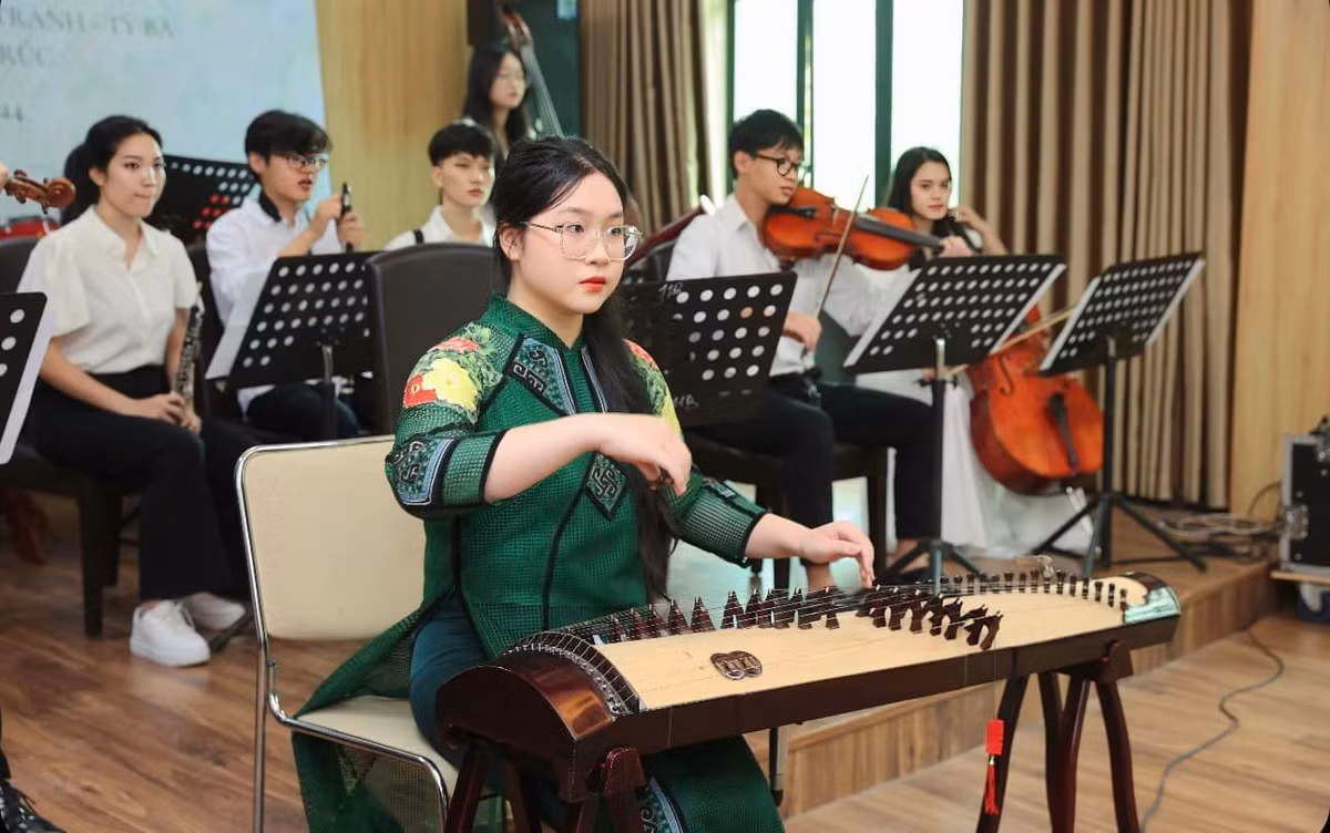 Ở tuổi 18, con gái Trọng Tấn nổi bật với chiều cao ấn tượng, làn da trắng và gương mặt phúc hậu, đậm nét Á Đông.