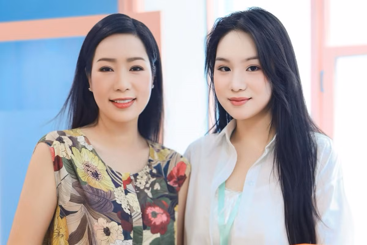 Vợ chồng NSND Trịnh Kim Chi hãnh diện việc con gái vận hành hoạt động kinh doanh cá nhân với vai trò giám đốc.