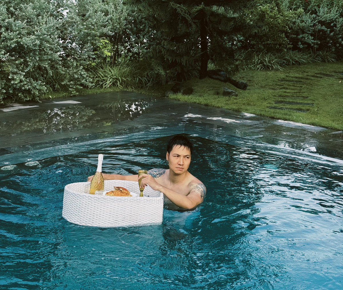 Diễn viên Mạnh Trường chụp ảnh ở hồ bơi: "Rượu này ngọt nên anh chỉ nhấp môi".