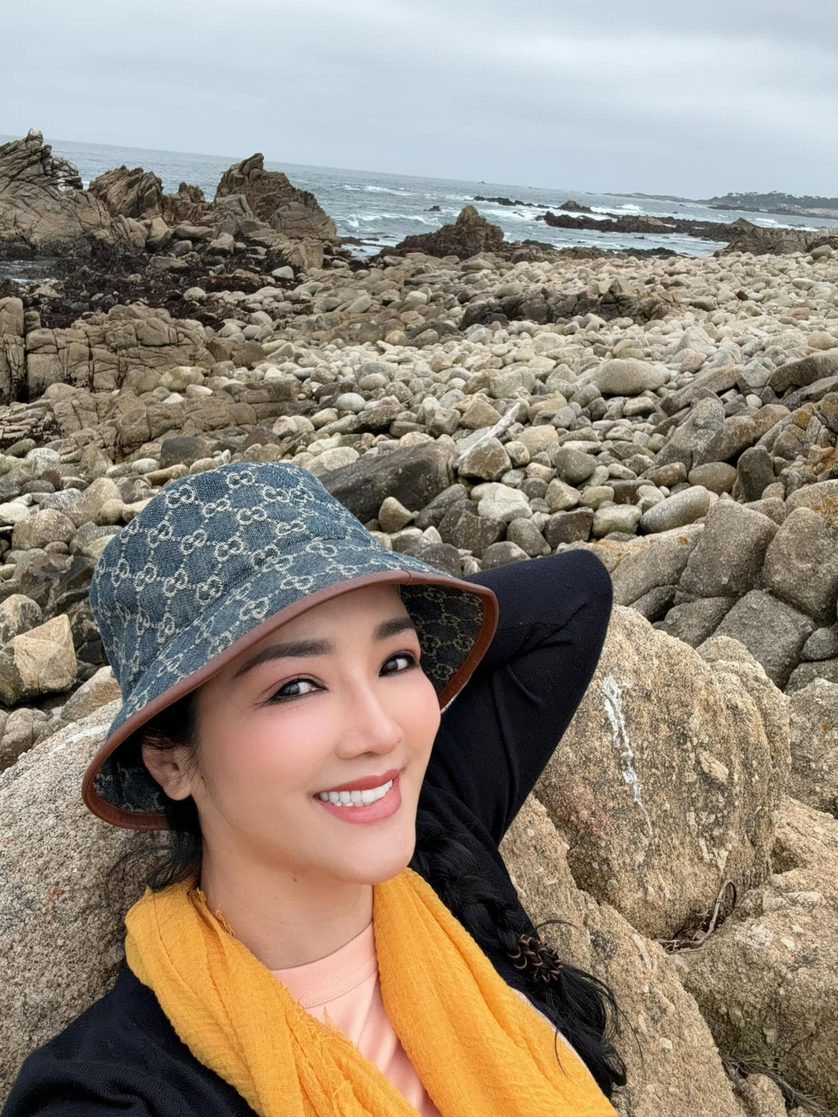 Hoa hậu Giáng My thảnh thơi, thả người bên bờ biển.