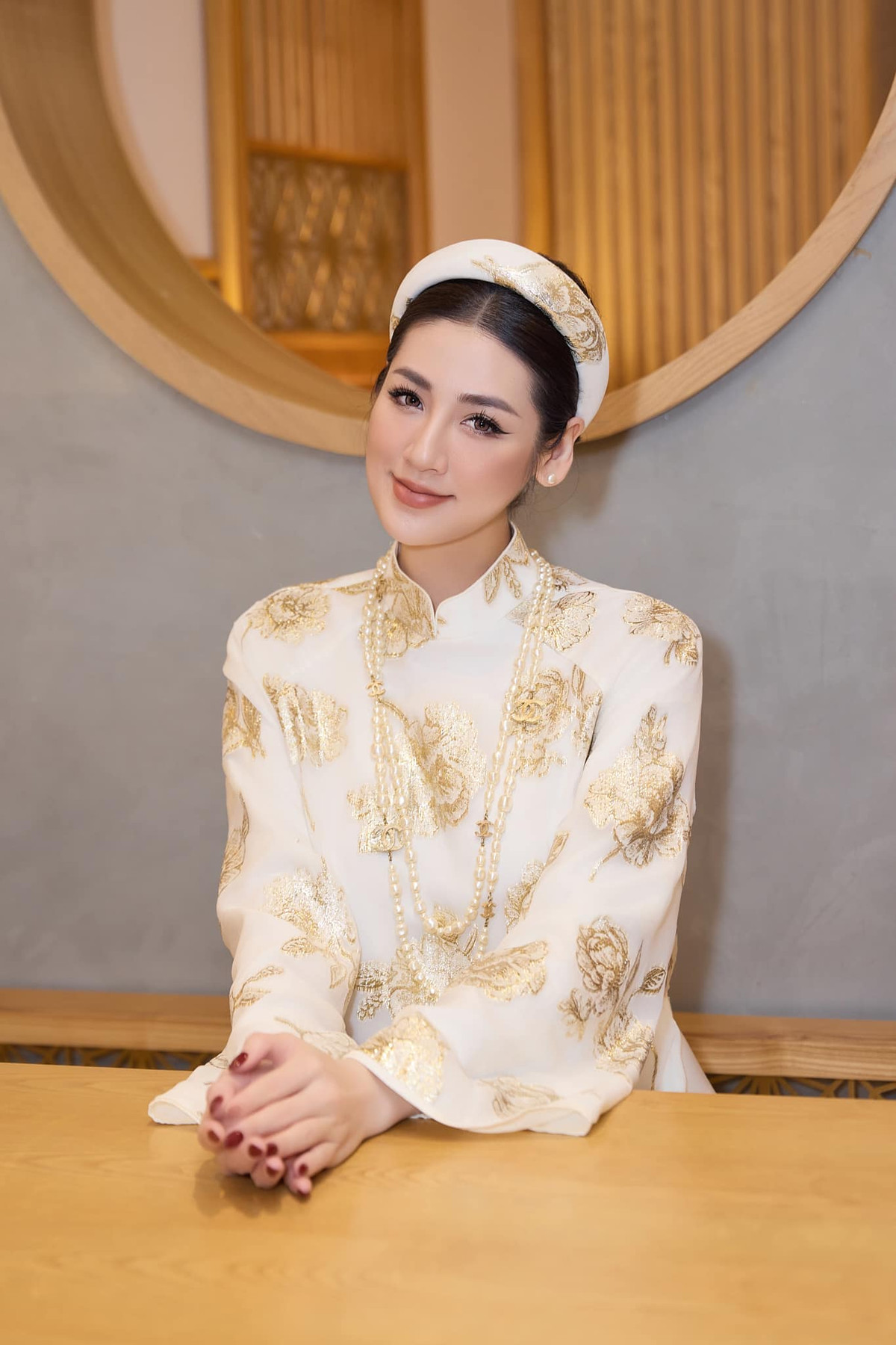 Á hậu Dương Tú Anh xinh đẹp trong một sự kiện.