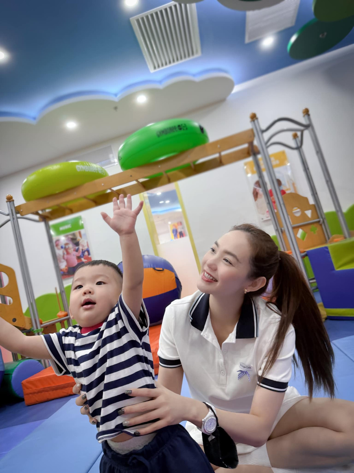 Minh Hằng khoe loạt ảnh xinh đẹp bên quý tử bụ bẫm, đáng yêu. Ảnh: FB Minh Hằng