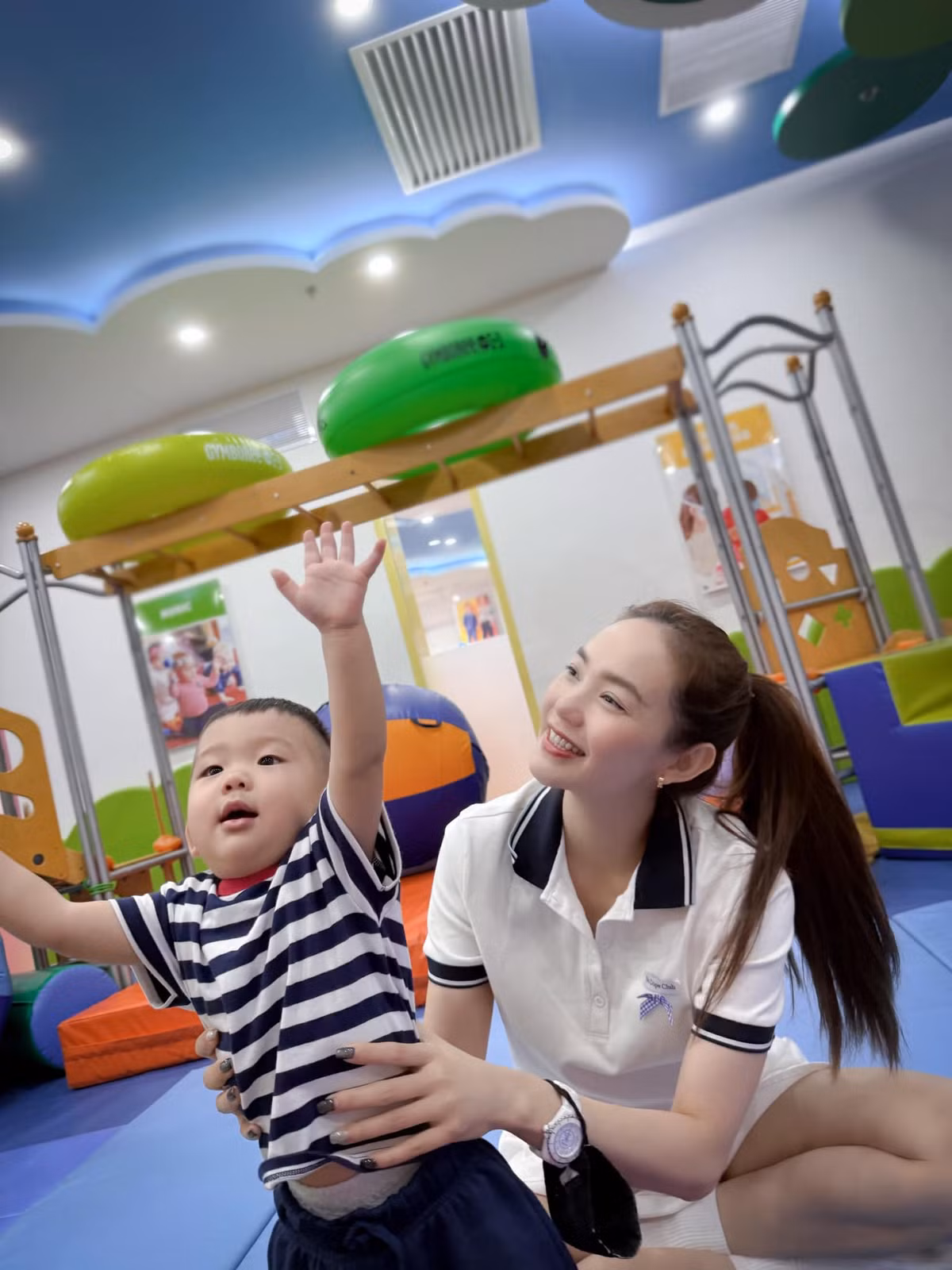 Minh Hằng khoe loạt ảnh xinh đẹp bên quý tử bụ bẫm, đáng yêu. Ảnh: FB Minh Hằng