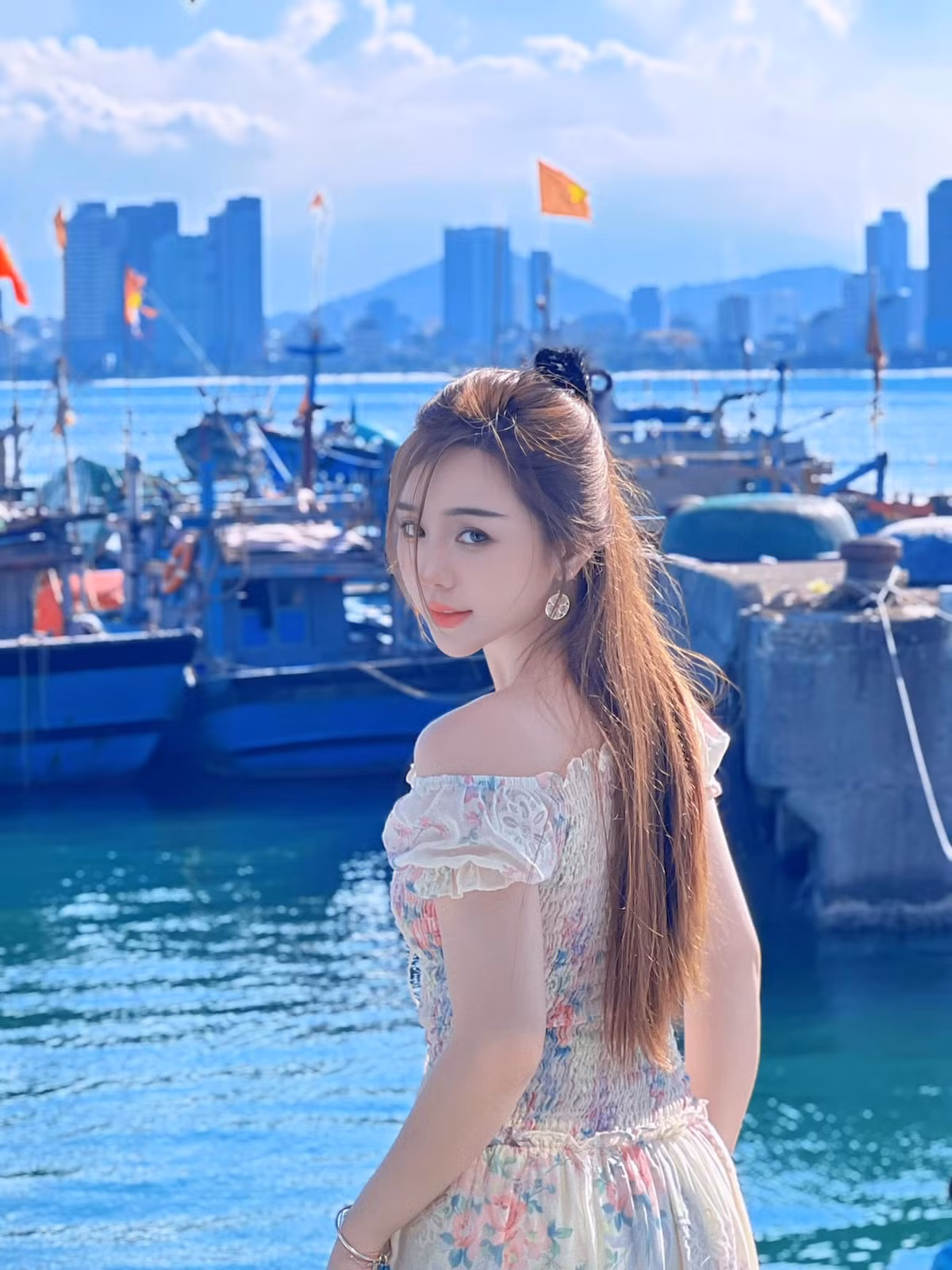 Quỳnh Kool đẹp tựa nàng thơ khi đứng trước biển. Ảnh: FB Quỳnh Nguyễn