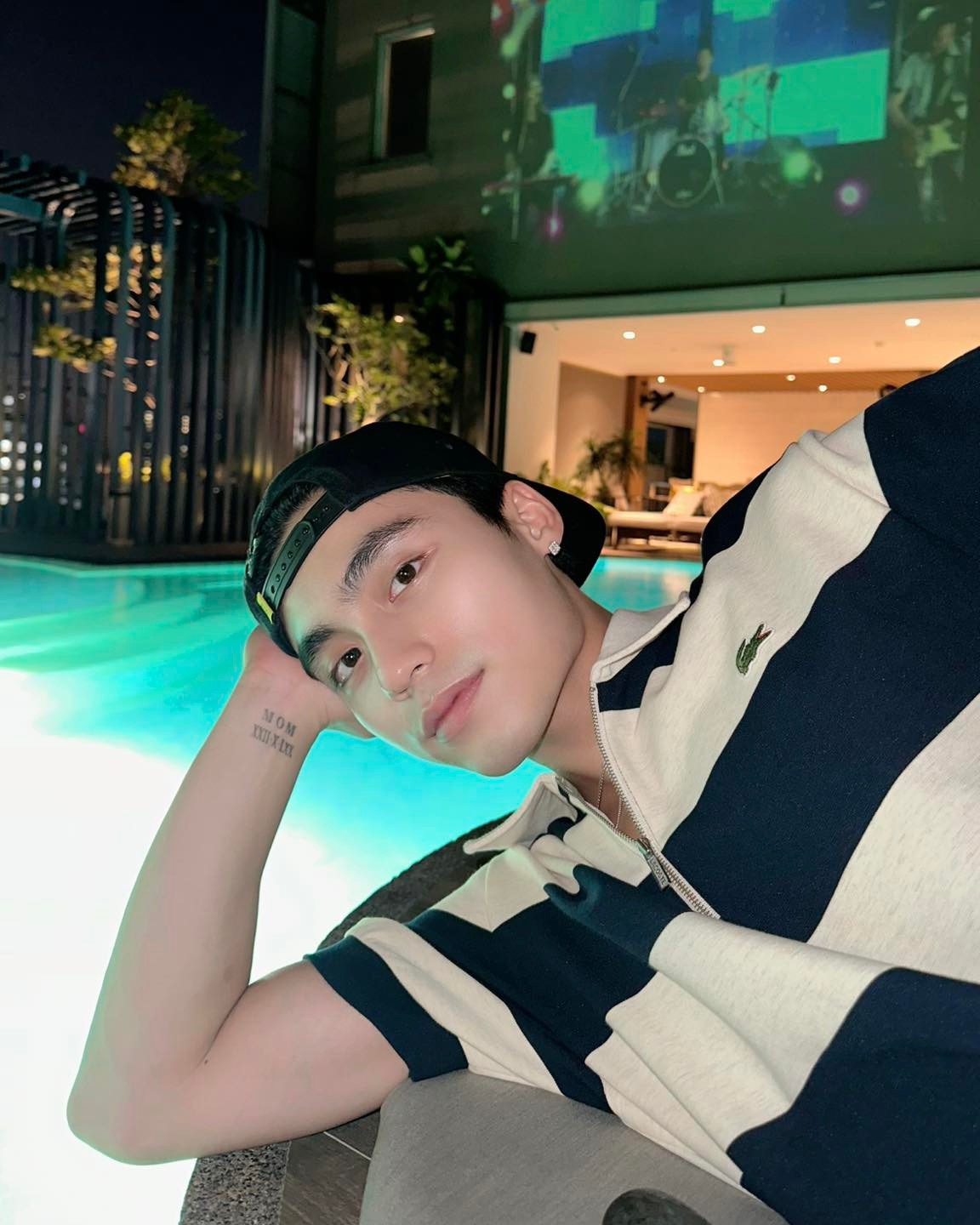 Ca sĩ Mono dạo bể bơi buổi đêm. Ảnh: FB Mono