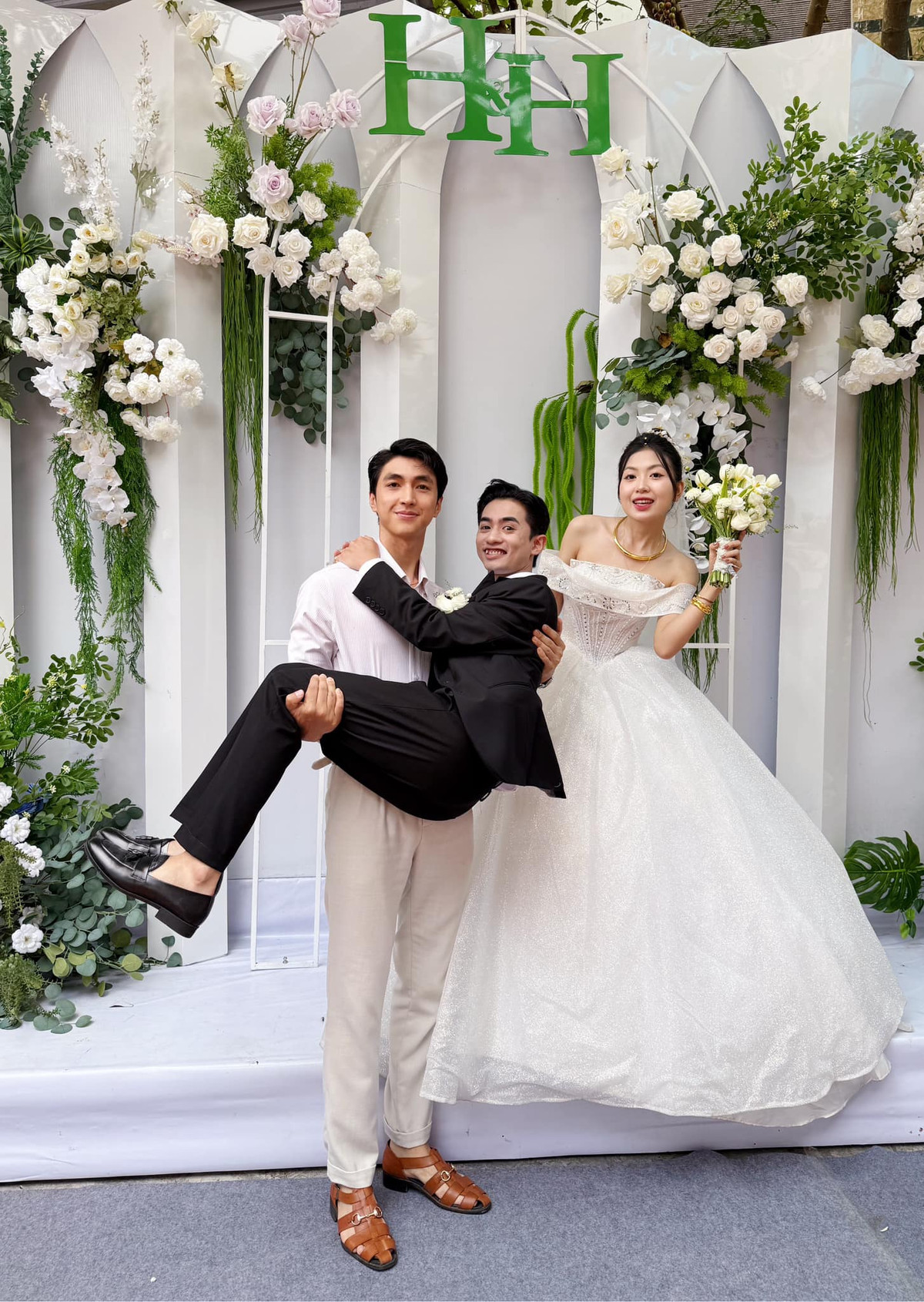 Bình An dự đám cưới em: "Bế em đi lấy vợ". Ảnh: FB Nguyễn Bình An