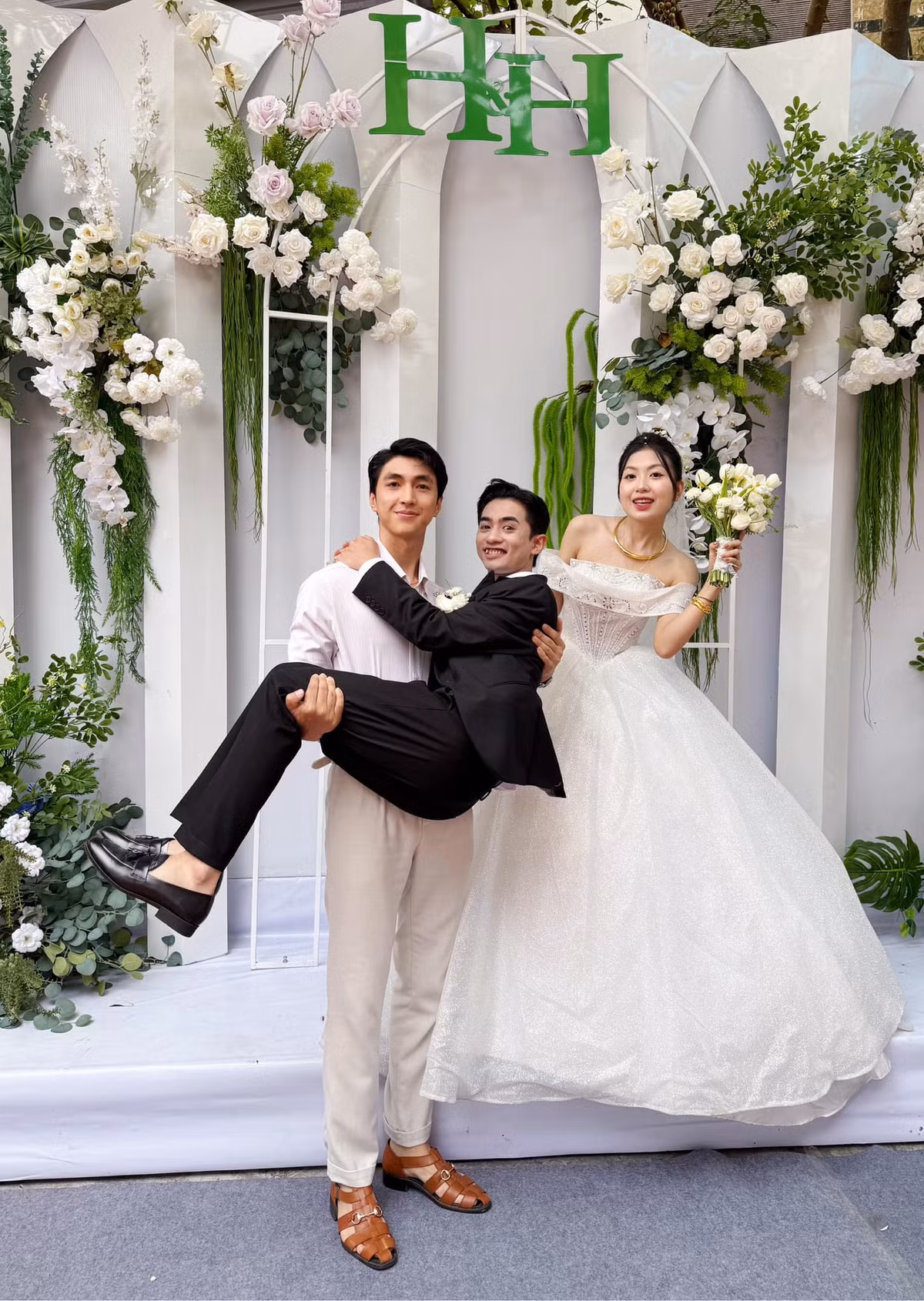 Bình An dự đám cưới em: "Bế em đi lấy vợ". Ảnh: FB Nguyễn Bình An