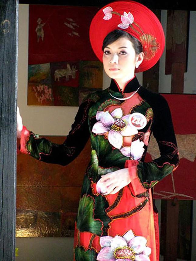 Khi tham gia Hoa hậu Việt Nam 2008, cô nàng nhanh chóng thu hút sự chú ý của công chúng nhờ gương mặt thanh tú, đôi mắt sáng và nụ cười tươi tắn. Ảnh: Báo Phụ nữ Thủ đô