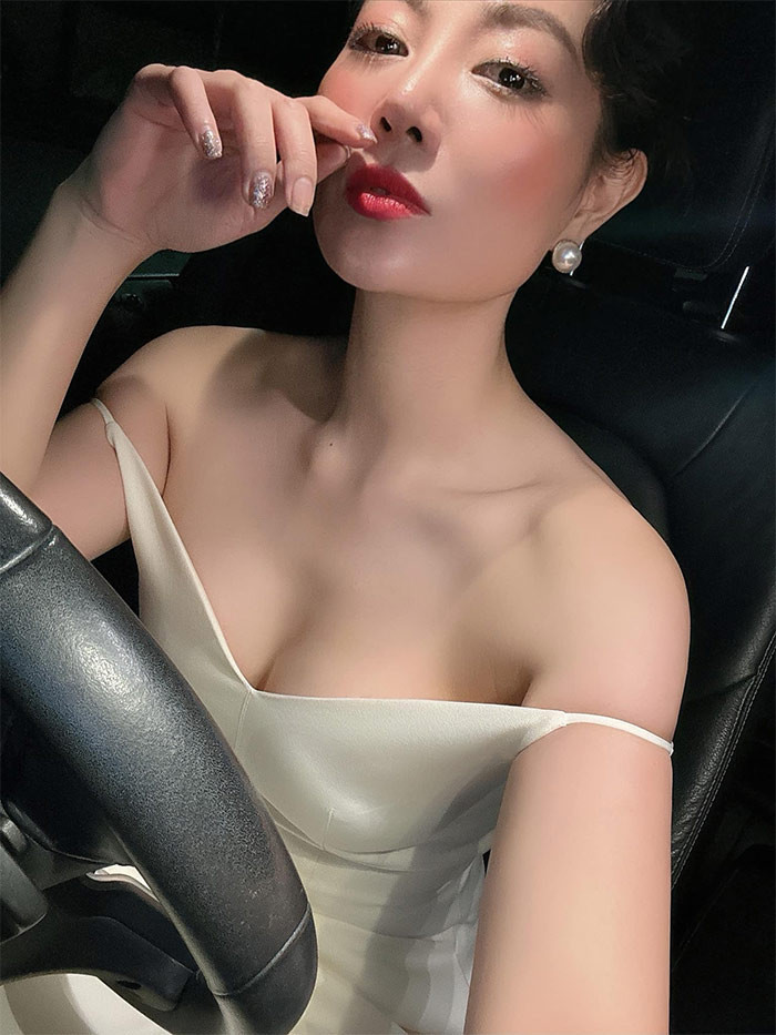 Vai diễn đầu tay của cô có tên là "Hậu họa", tiếp sau đó là "Những cánh hoa trước gió", "Zippo, mù tạt và em", "Đường lên Điện Biên"...