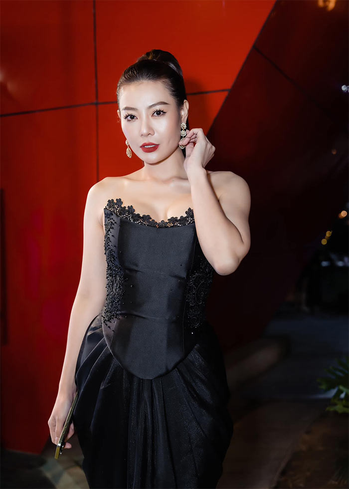 Nữ diễn viên "Cuộc đời vẫn đẹp sao" luôn chọn trang phục gợi cảm nhất có thể để khoe vóc dáng.