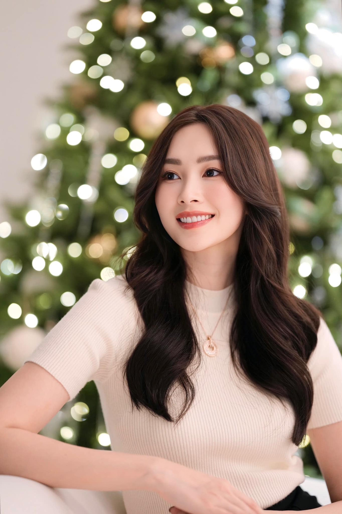 Trên trang cá nhân, Đặng Thu Thảo chia sẻ loạt khoảnh khắc với vẻ đẹp ngày càng mặn mà, chuẩn mực phu nhân. Ảnh: FB Dang Thu Thao