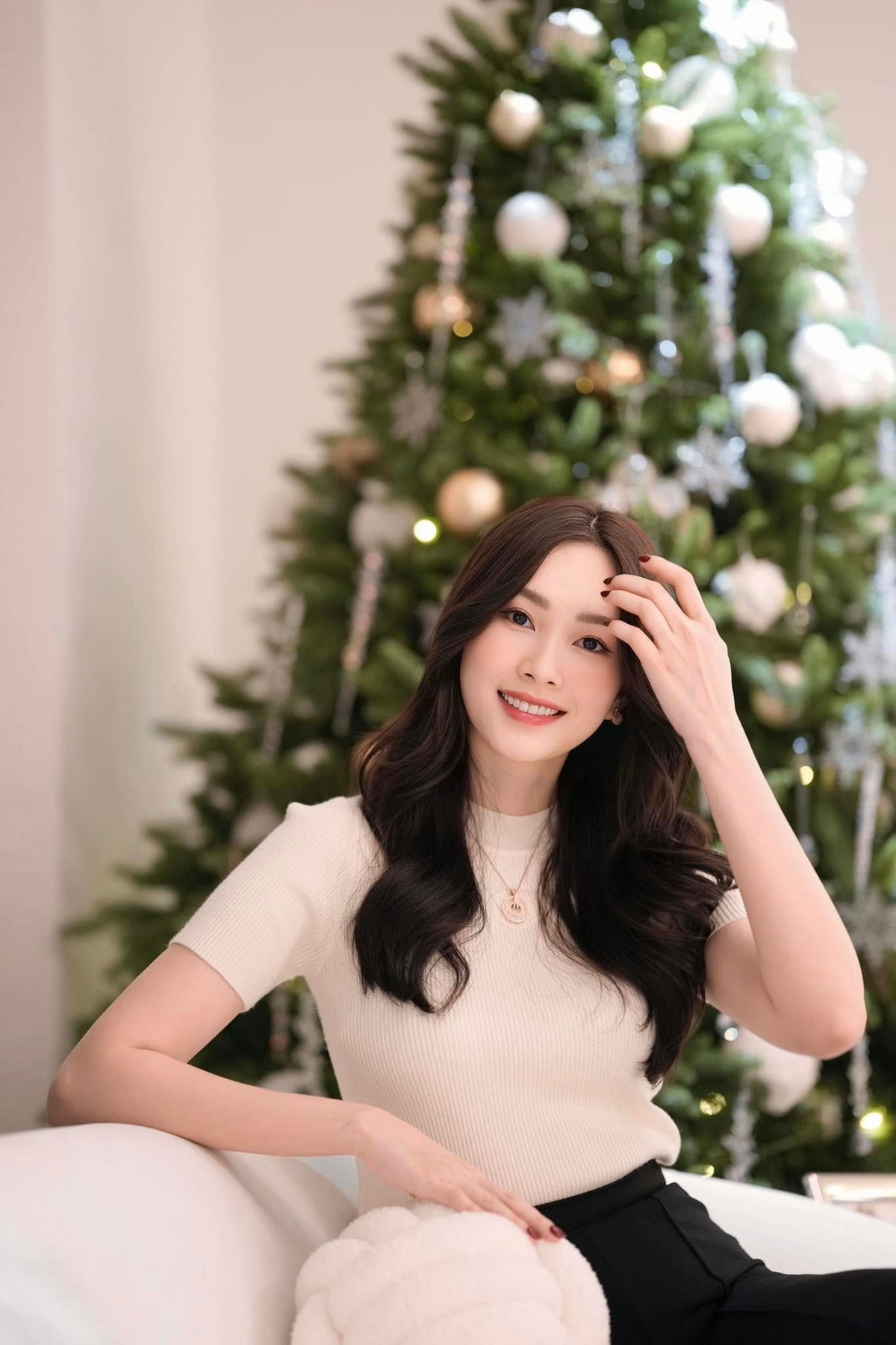 Lối trang điểm nhẹ nhàng, tự nhiên càng tôn lên những đường nét thanh tú trên gương mặt của cô. Ảnh: FB Dang Thu Thao