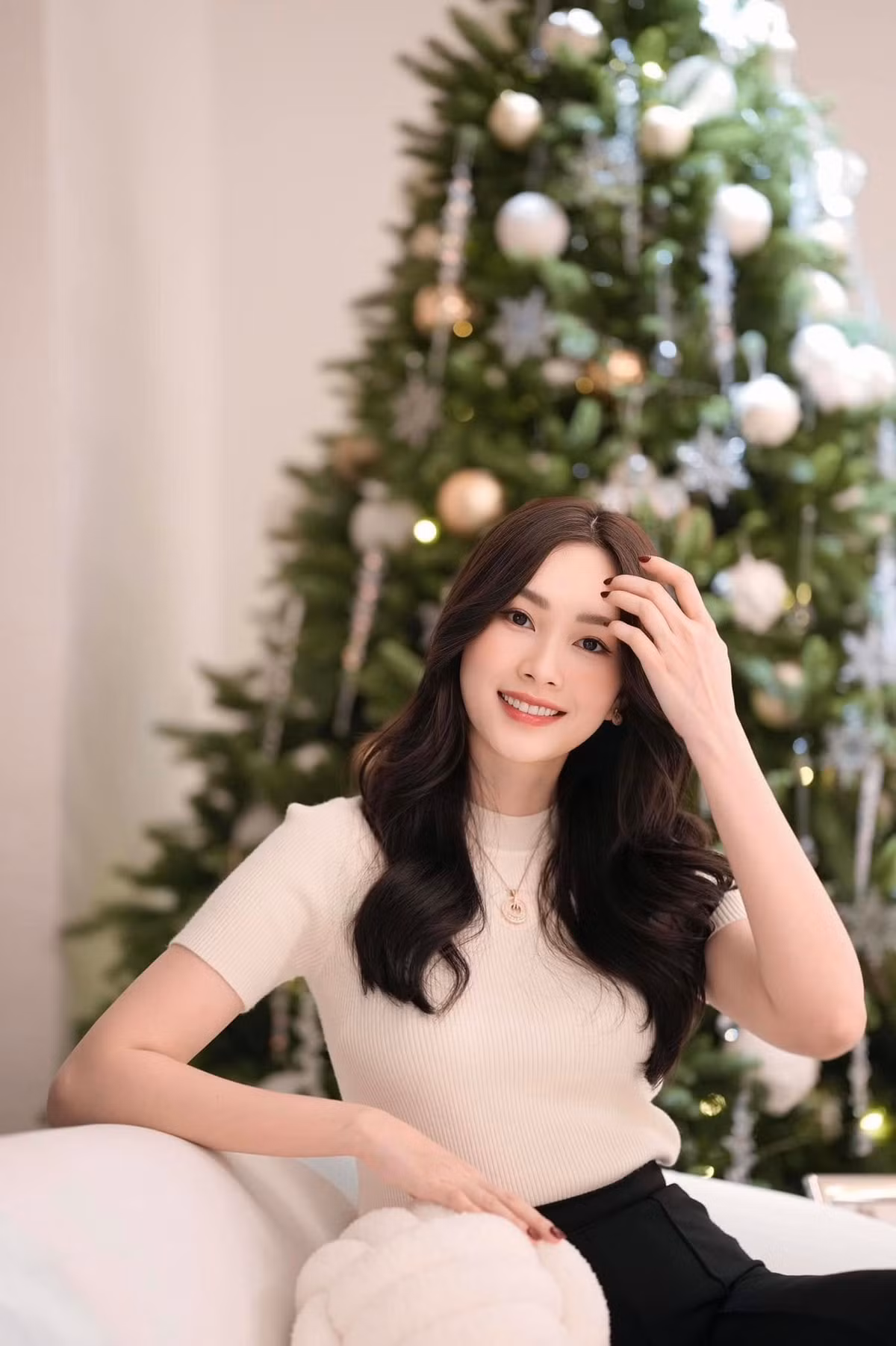 Lối trang điểm nhẹ nhàng, tự nhiên càng tôn lên những đường nét thanh tú trên gương mặt của cô. Ảnh: FB Dang Thu Thao