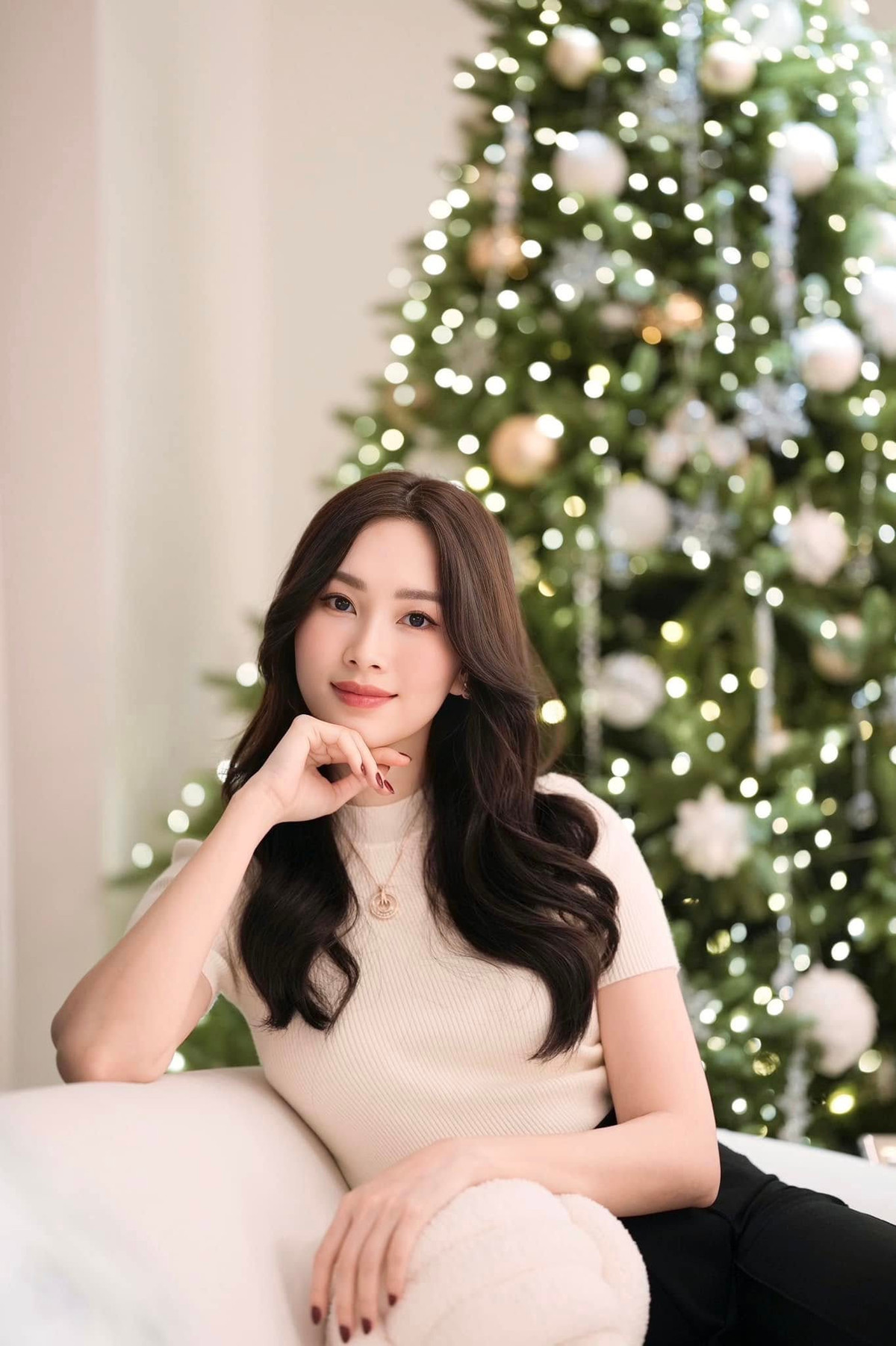 Đặc biệt, mái tóc dài được uốn nhẹ một cách tinh tế đã giúp Hoa hậu Việt Nam 2012 thêm phần đằm thắm, quý phái. Ảnh: FB Dang Thu Thao